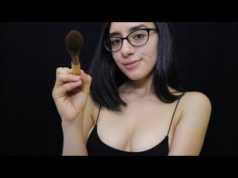 ASMR EN ESPAÑOL - BROCHITAS EN TU CARITA PARA DORMIR