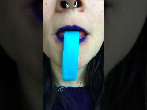 ASMR THAT GURL HAS A BLUE WHAT? 😲💙 👅 chew chewing satisfying mouth candy sunny sounds #shorts