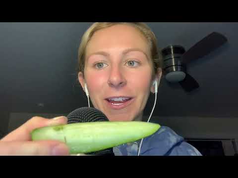 ASMR// PICKLE EATING:GRILLOS PICKLES/ MOUTH SOUNDS, CHEWING SOUNDS, WET SOUNDS