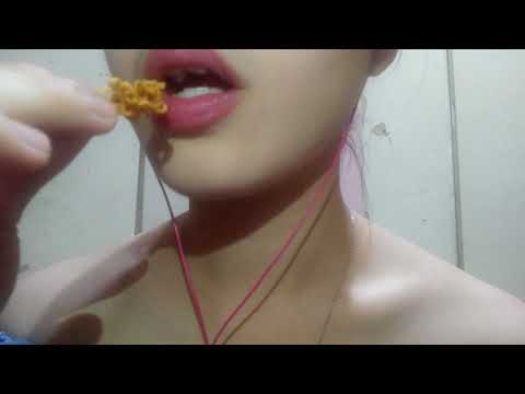 ASMR Eating crispy noodles