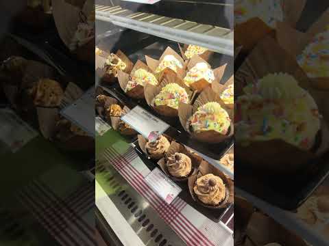 Come with me… to a handmade cupcake shop! ASMR 🧁 🤤