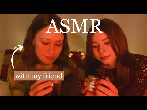 [АСМР] с моей подругой (шёпот на русском, таппинг). Наши любимые вещи.
