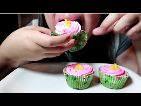 ASMR CUTE LITTLE CUPCAKES WITH PINK ICING