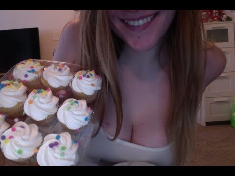 ASMR Eating Show: Mini Cupcakes