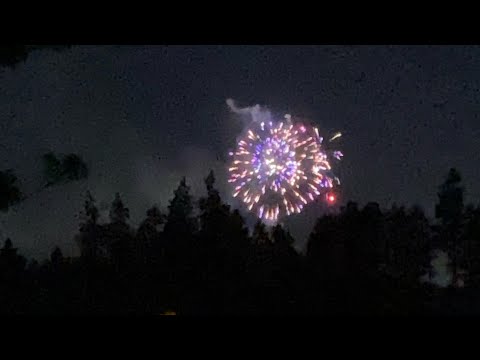 1:30 of relaxing fireworks (relaxing sounds and soft background noises)