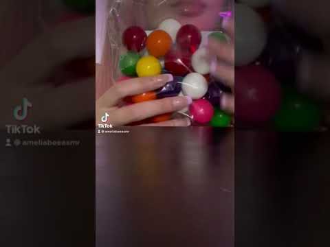 Blowing gum ball bubbles 😋 #chewinggum #blowingbubbles #asmr