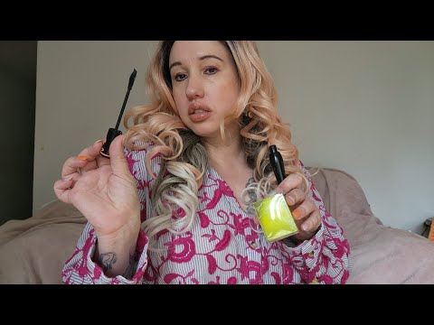 ASMR Chaotic Lady  does your makeup fast an aggressive lots of Gum Chewing (personal attention)