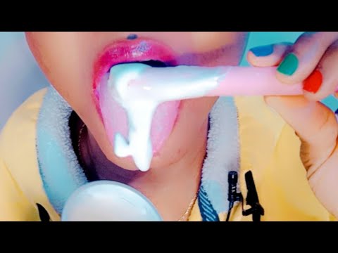 ASMR - STRAWBERRY WAFER🍓 WITH VANILLA ICE CREAM 🍨 (mouth sounds)
