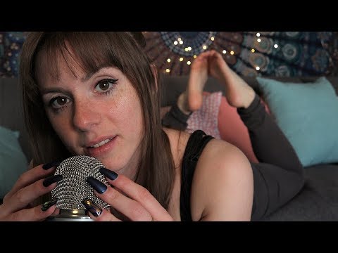 ASMR SCRATCHING TAPPING & UNINTELLIGIBLE WHISPERING