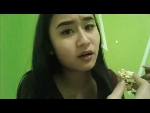 ASMR - Foodie Friend Munches Popcorn While Listening To Your Boy Problems (Roleplay)