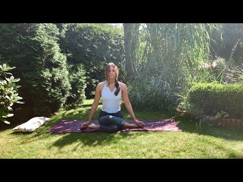 ASMR Yoga 🧘🏼‍♀️🌜 Relaksująca Praktyka na Koniec Dnia 🌚🐨 (soft spoken, relaxing music)