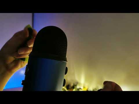 Asmr sponges on the mic, tapping, whispering