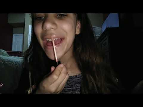 ASMR applying lip gloss(Tapping,mouth sounds,inaudiable whispers)
