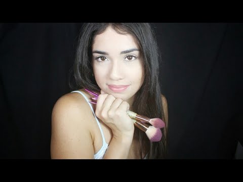 ASMR irmã maquiando VOCÊ - Roleplay Big sister does your makeup