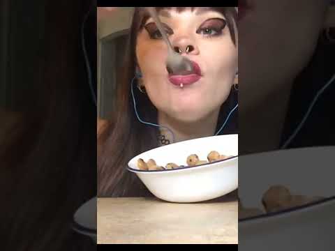 ASMR MiLK & COOKiES 🥛 vs 🍪 cereal mouth satisfying sounds sunny spoon Cookie Crisp #shorts