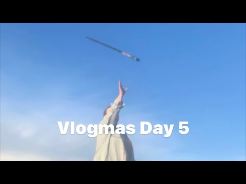 Vlogmas Day 5 (2023) - Christmas Covers & Lightsaber Spinning