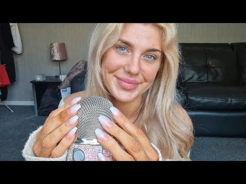 ASMR / Mic scratching and brushing to help you relax 😌💕