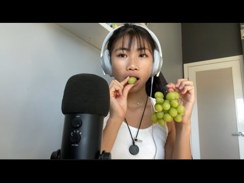 ASMR eating grapes 🍇 🟢