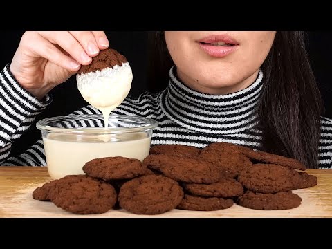ASMR: Dipping Chocolate Cookies in Melted White Chocolate (No Talking)