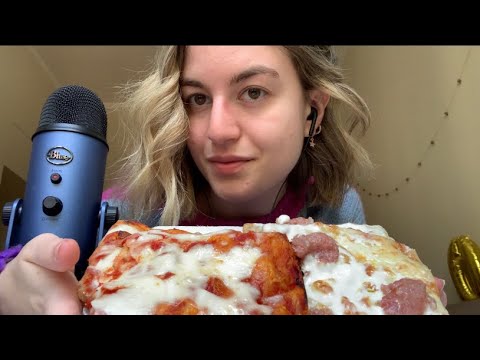 EATING PIZZA 🍕 mukbang (whispering + soft spoken asmr ita) || Luvilè ASMR