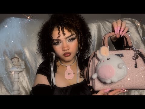 ASMR || what’s in my bag ?💗(tingly purse scratching & tapping)