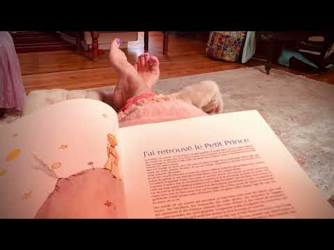 ASMR reading bare feet to you whispering in French