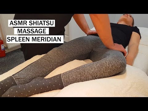 Shiatsu - table shiatsu working spleen in legs