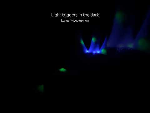 Light triggers in the dark 💡 gloves