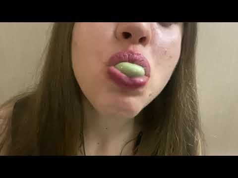 ASMR bubble gum snapping | popping sounds | close up