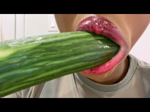 ASMR Satisfying Cucumber 🥒🥒⛄️⛄️eating video...........custom video request