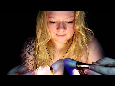 [ASMR] Light triggers with brushes (whispers)