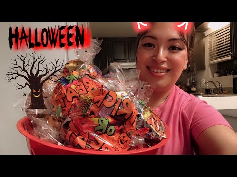 ASMR| Packing Halloween candy goody bags 🍬🍫🍭- Soft spoken 🎃