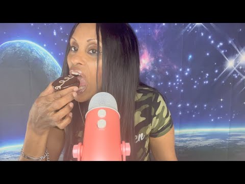 ASMR Fast and Aggressive Mouth Sounds, Eating a Cupcake