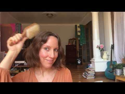 ASMR hair brushing peaceful cheveux wooden bore bristles francais Canada