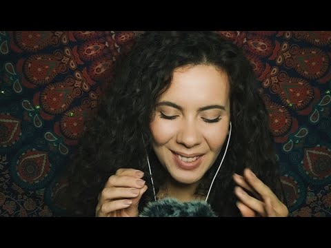 ASMR ITA | TRIGGER WORDS REPETITION • HAND MOVEMENTS • HAND SOUNDS • CAMERA BRUSHING