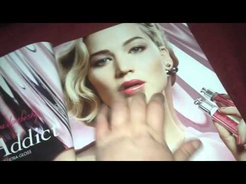 📚ASMR FLIPPING THROUGH A VOGUE MAGAZINE & FAST TAPPING FOR TINGLES