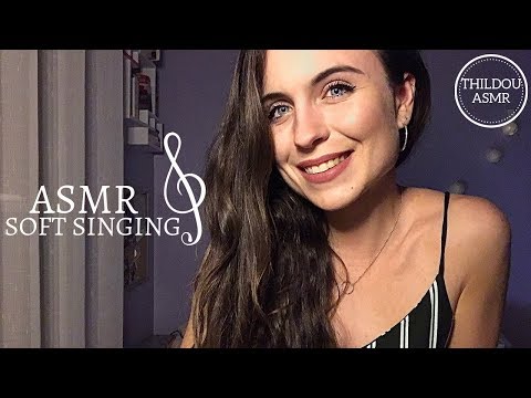 ASMR FRANCAIS 🌙 - Je chante doucement pour t'endormir (soft singing + mic brushing) 😴