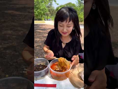 ASMR PICNIC AT THE PARK! EATING BLACK BEAN NOODLES & SPICY SEAFOOD NOODLES, GIANT FRIED SUSHI