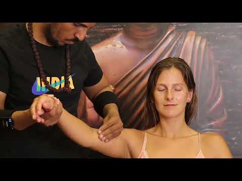 Foreigner Getting Her 1st ASMR Head Massage In India by Yogi